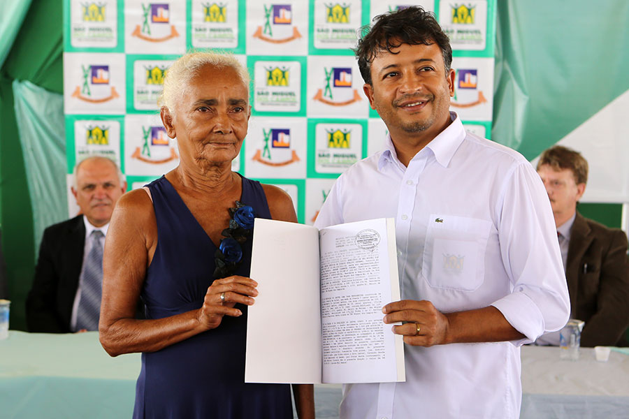 Entrega de títulos do Moradia Legal II em São Miguel dos Campos.