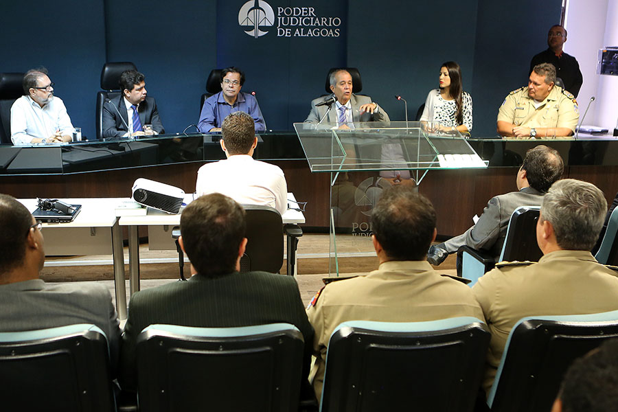Reunião foi conduzida pelo juiz Celyrio Adamastor, titular 3º JECC, que tem como extensão o Juizado do Torcedor.