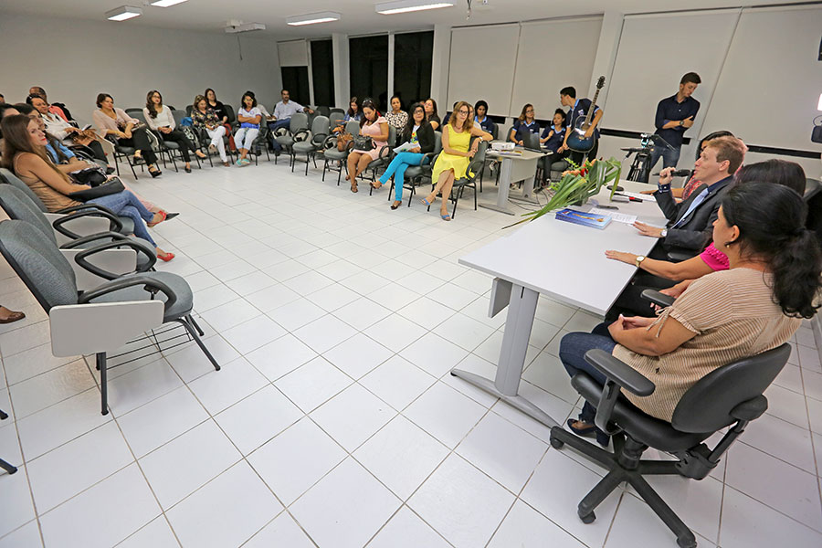 Juiz Anderson Passos fala aos representantes das escolas.