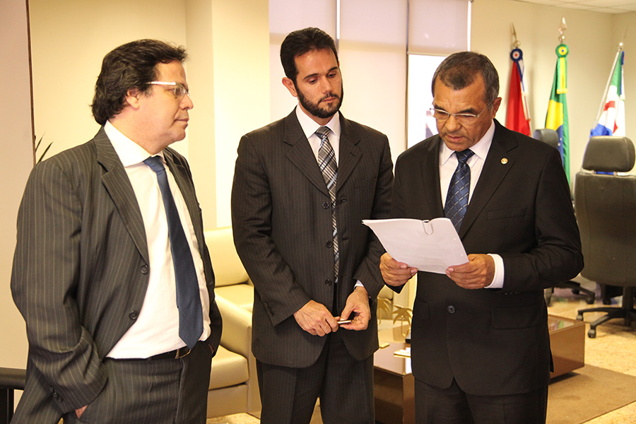 Magistrado Gilvan Oliveira lê termo de posse. Foto: Cristiano Soares