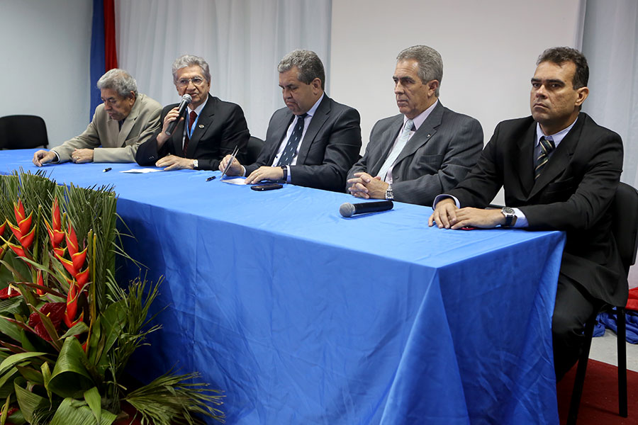 Reitor do Cesmac, João Sampaio, fala para os estudantes.