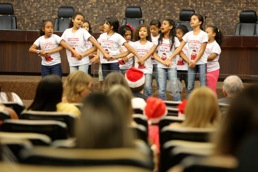 Durante solenidade, crianças que serão beneficiadas fizeram apresentações. Foto: Caio Loureiro