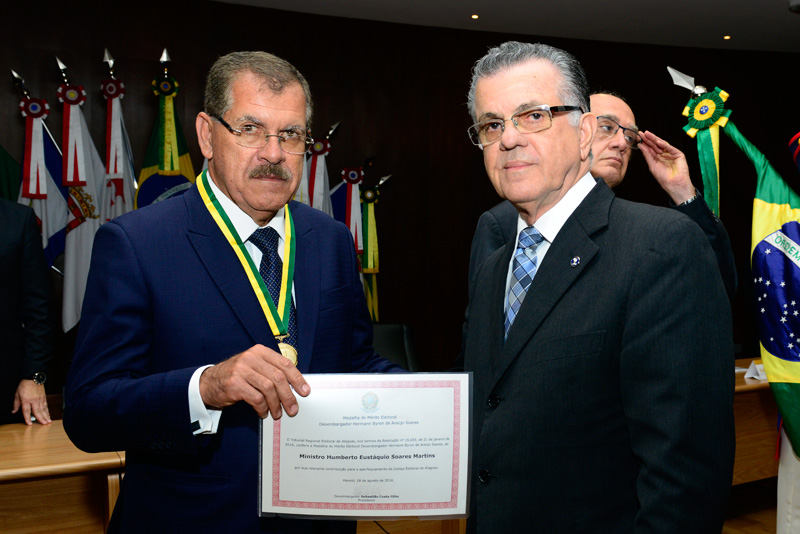Desembargador Sebastião Costa Filho entrega comenda ao ministro do STJ Humberto Martins