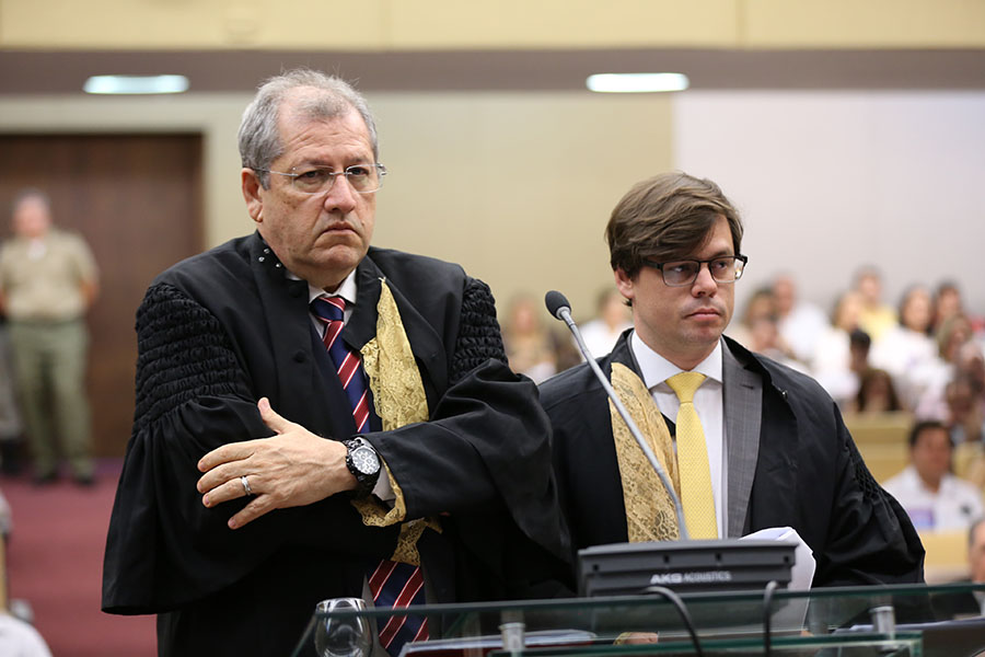 Procurador Malaquias e advogado Vagner Cavalcanti subiram à Tribuna ao mesmo tempo, para levantar 