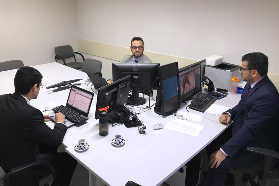 Defensor público Gustavo Lopes, promotor Lucas Carneiro e juiz Sandro Augusto durante a audiência.