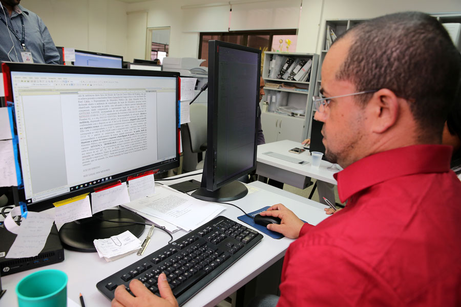 Lee Van, auxiliar judiciário