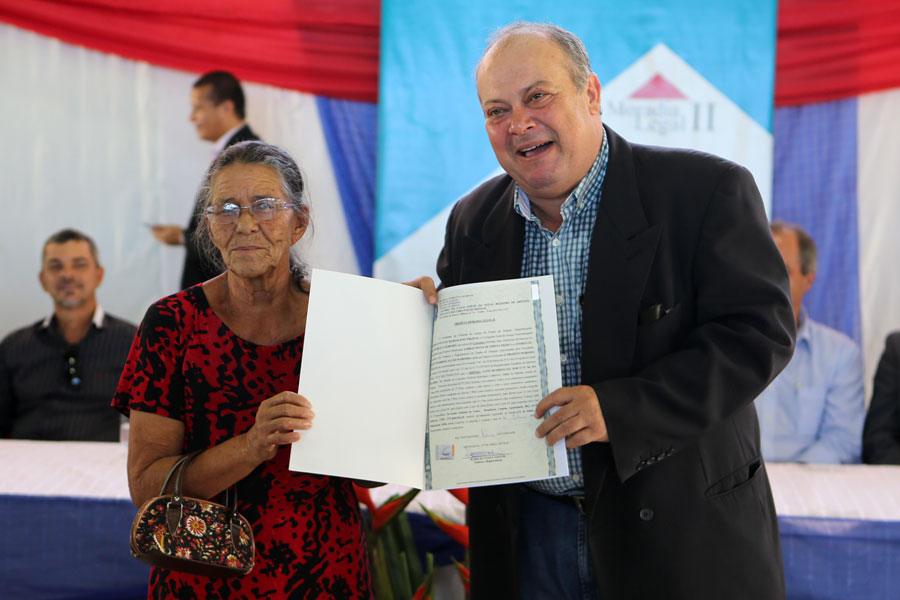 Distribuição de títulos do Programa Moradia Legal II em Messias.