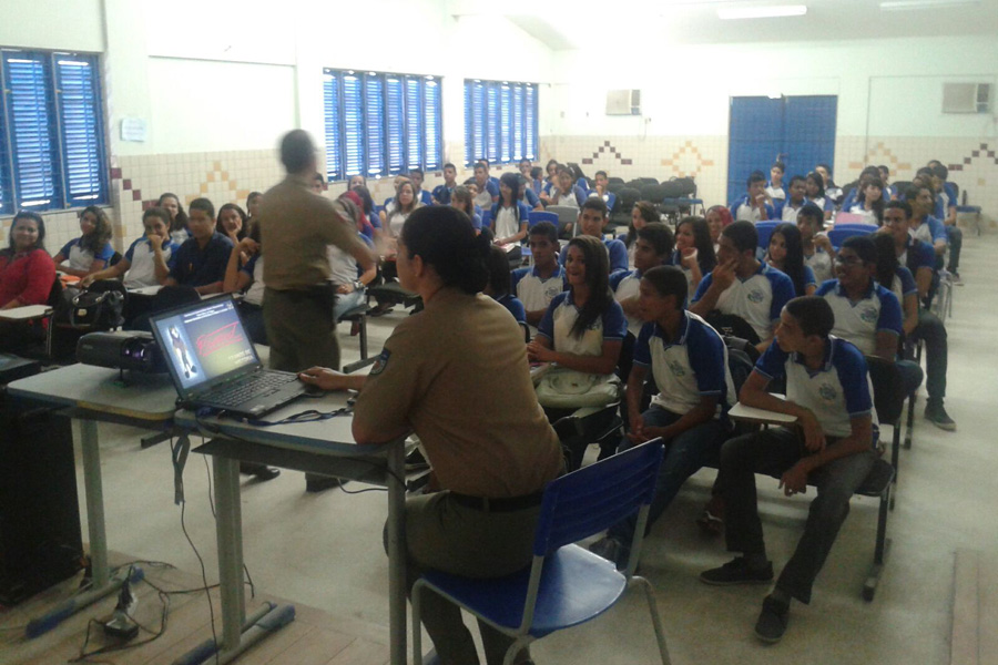 Soldado Silva e Soldada Karla Gusmão, na Escola Maria Ivone.