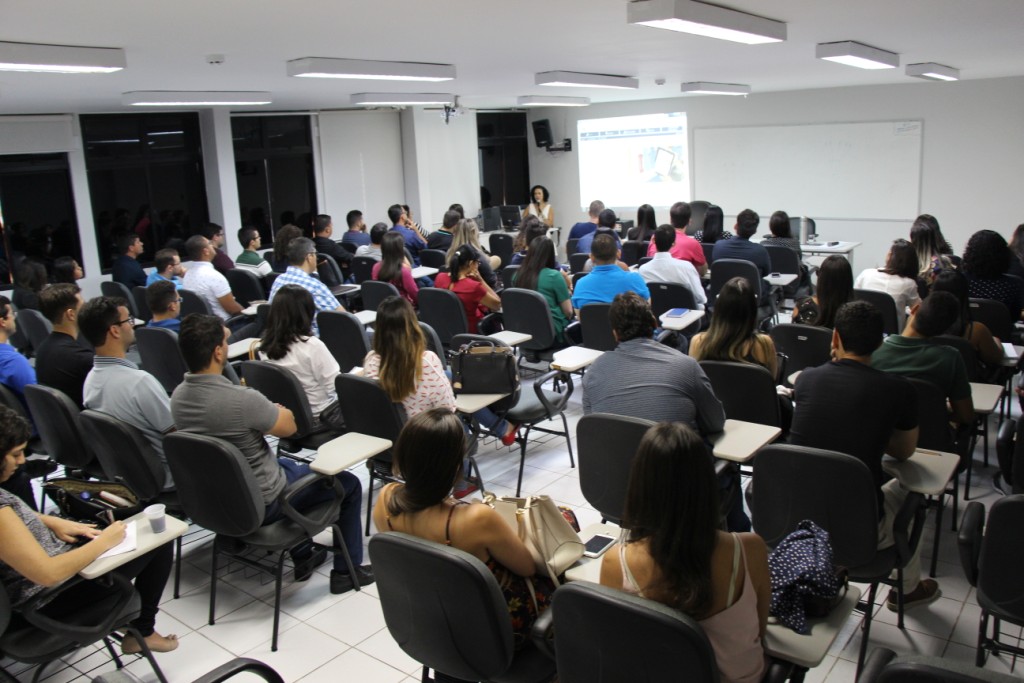 Diretora da Biblioteca, Mirian Alves, demonstrou os serviços dos setor. 