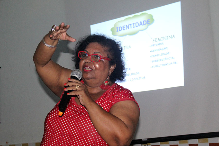 Palestrante Aparecida de Oliveira, mestre em história social e coordenadora do núcleo temático Mulher e Cidadania da Ufal