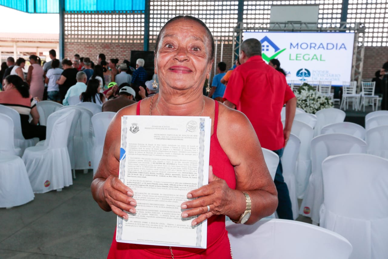 Terezinha Fortunato recebeu o título de propriedade de seu imóvel