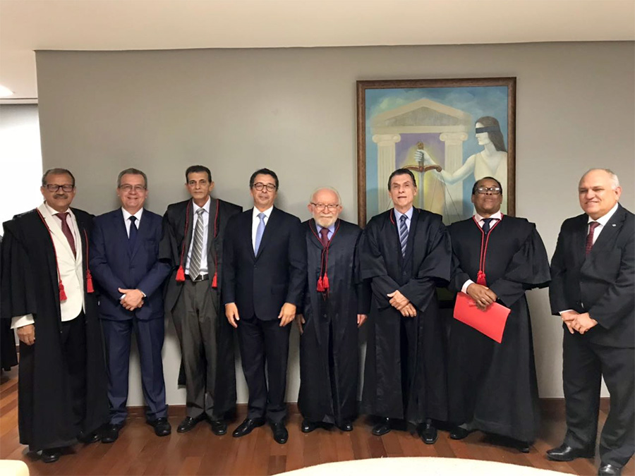 Presidente Otávio Praxedes (à direita) em visita ao Tribunal de Justiça do Distrito Federal (TJDFT)