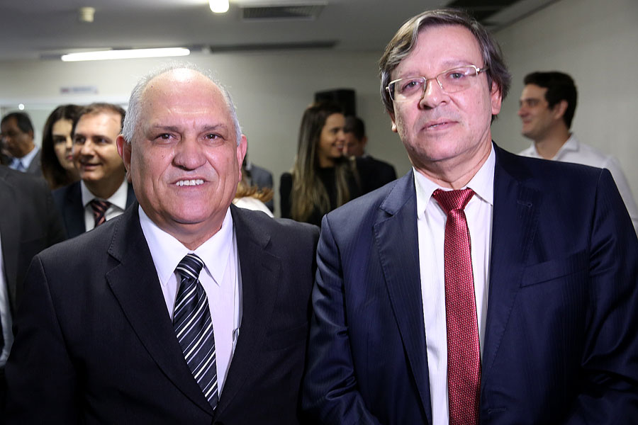 Desembargador Otávio Praxedes assume Governo do Estado.