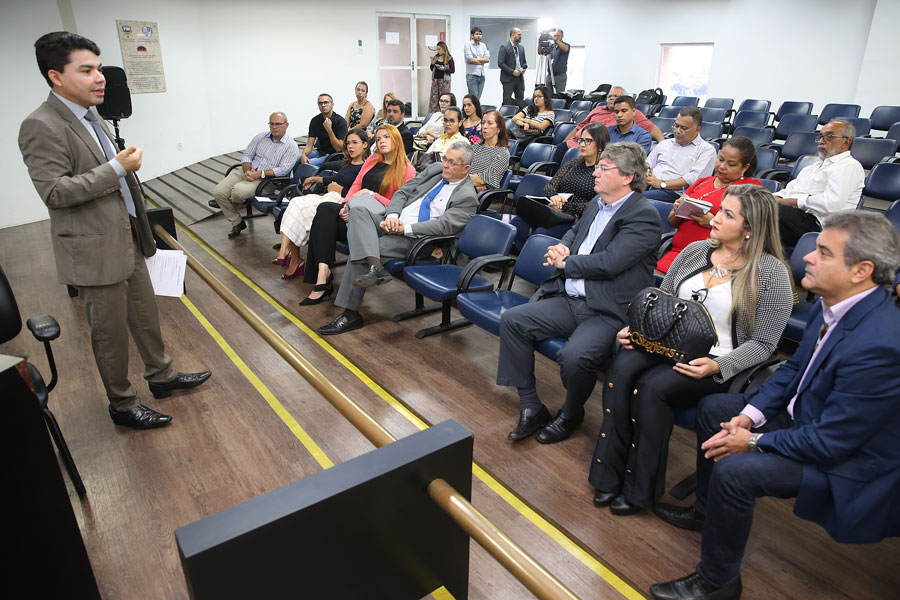 Juiz Hélio Pinheiro faz esclarecimentos a juízes e servidores.