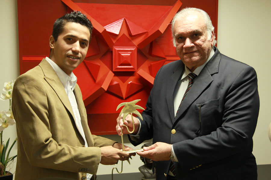 Maestro entrega Troféu Gogo da Ema ao presidente do TJ/AL, des. José Carlos Malta Marques