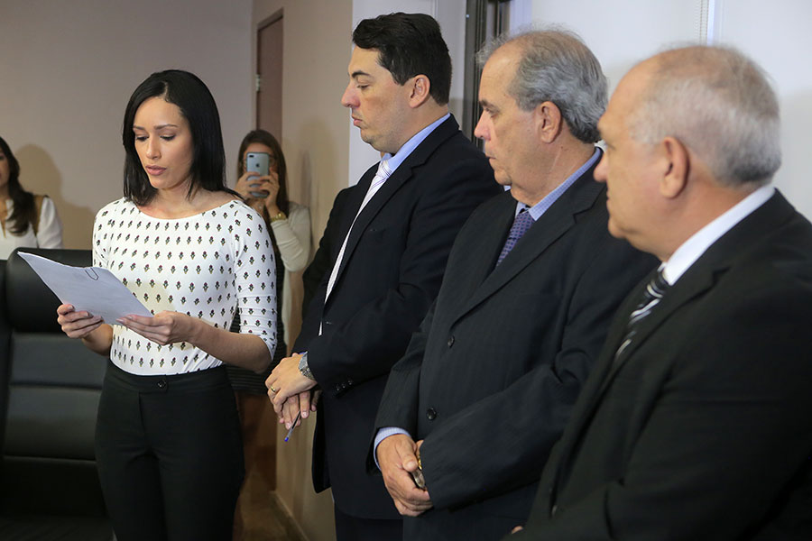 Aprovada Eveline Correia lê termo de posse.