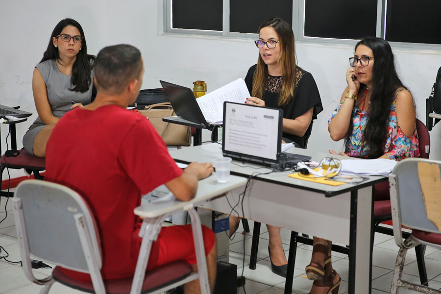 Juíza Lívia Maria Mattos conduz julgamento na Seune.