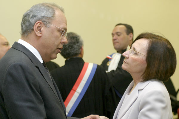 Representando o governo do Estado, o secretário Sérgio Moreira durante conversa com a presidente do TJ