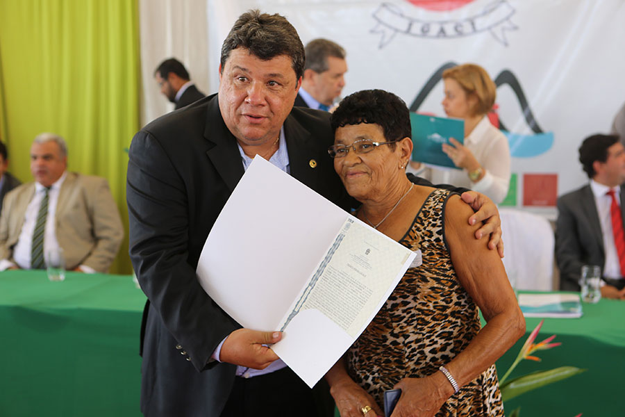 Entrega de títulos do Programa Moradia Legal II, em Igaci