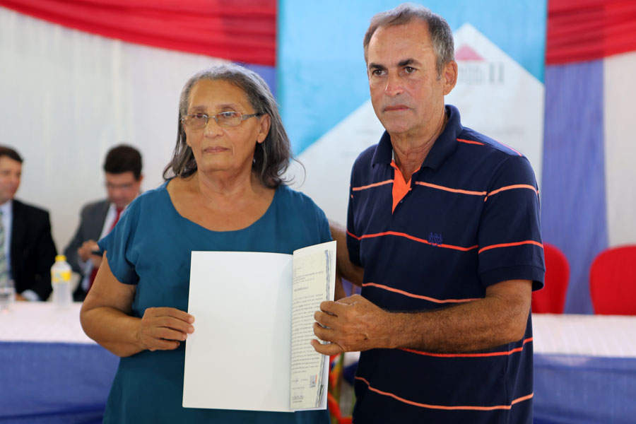 Distribuição de títulos do Programa Moradia Legal II em Messias.