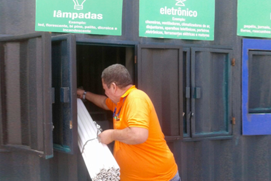 Servidor Bira ajudou na entrega de 150 lâmpadas, na quinta (1º)