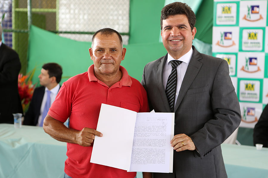 Entrega de títulos do Moradia Legal II em São Miguel dos Campos.