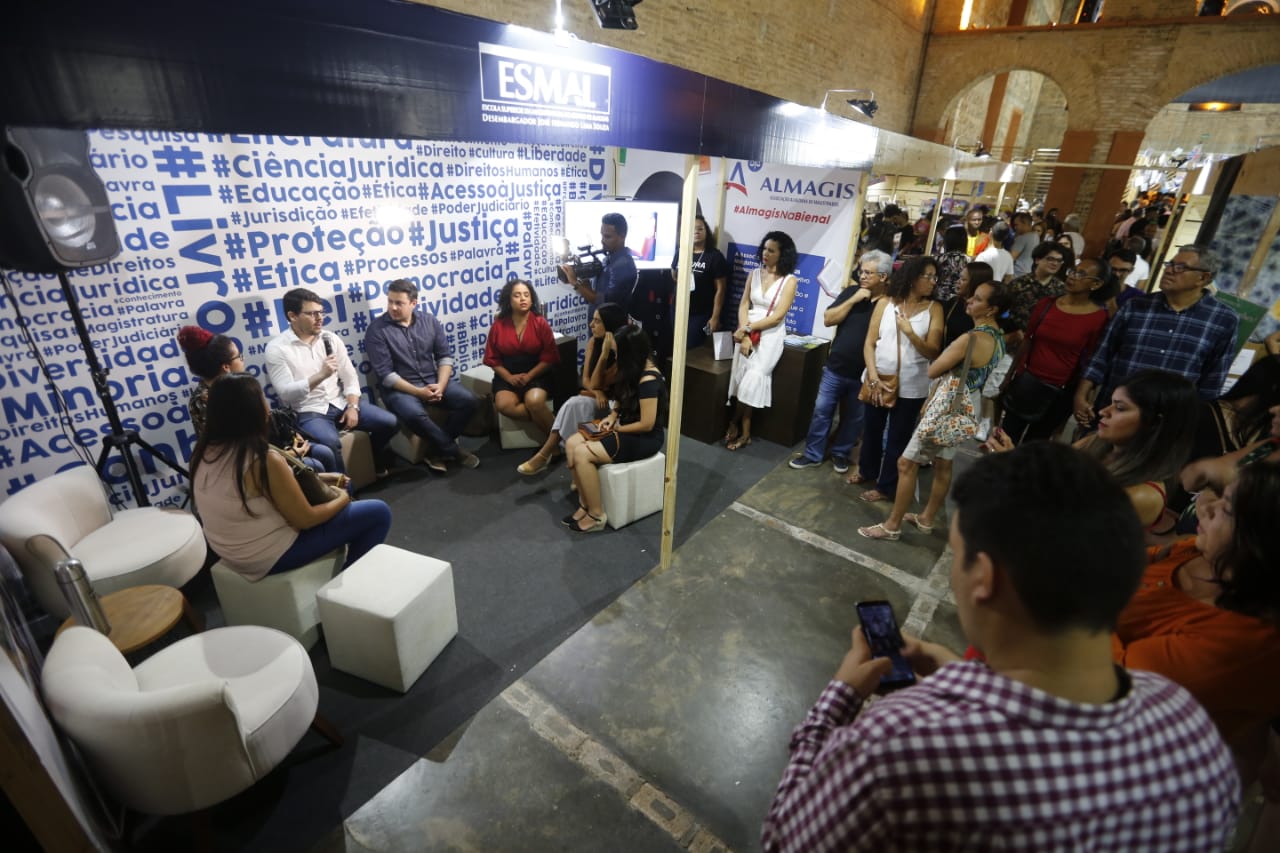 Lançamento foi realizado às 19h, na Bienal do Livro. Foto: Caio Loreiro