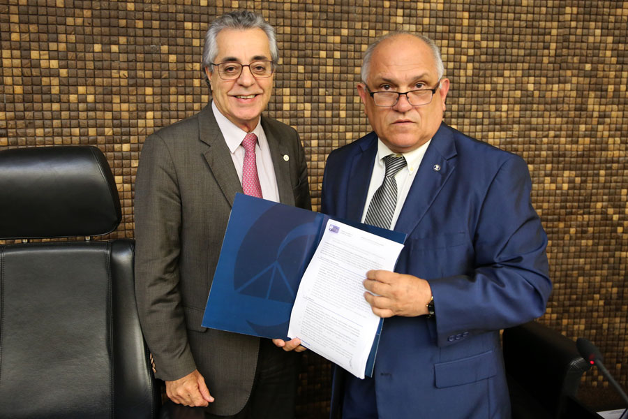 Desembargador Alcides Gusmão entrega edital do concurso para o presidente Otávio Praxedes.