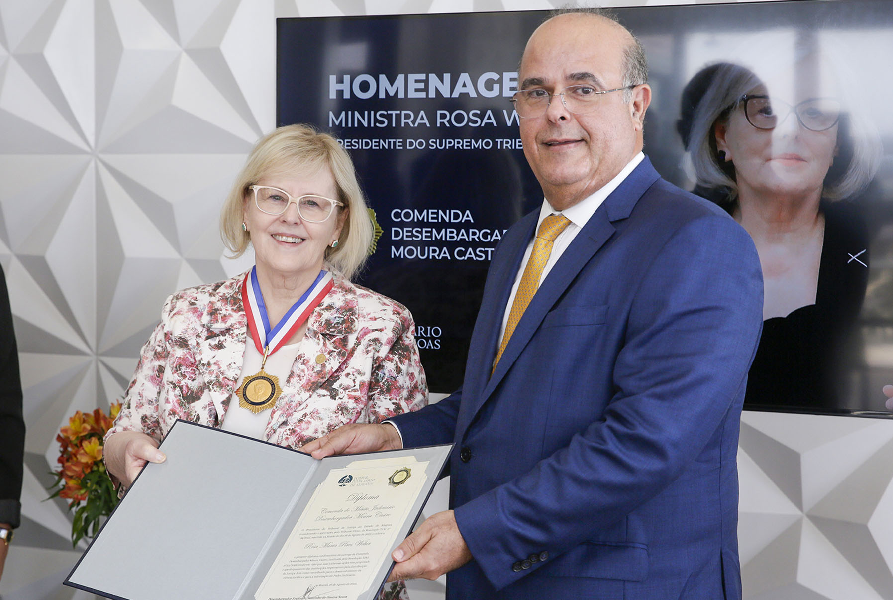 Ministra Rosa Weber recebe do TJAL a Comenda Desembargador Moura Castro.