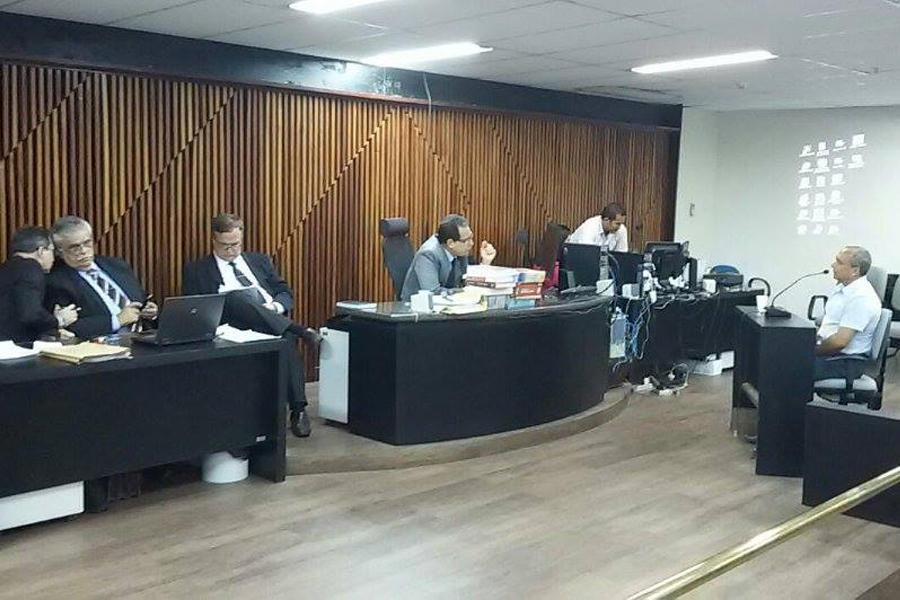 Réu sendo interrogado