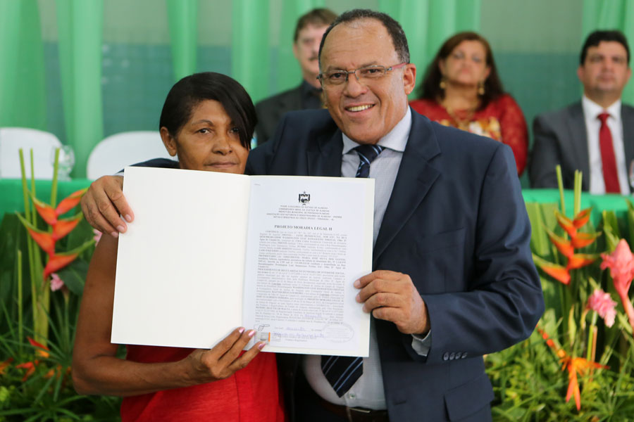Distribuição de títulos do Moradia Legal II em Olho D'Água do Casado.
