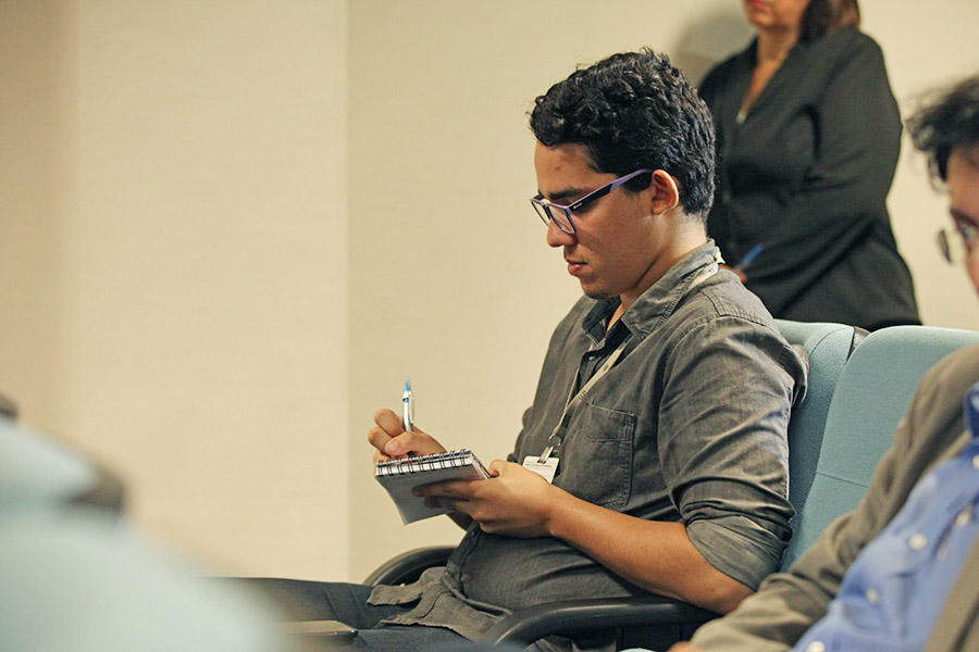 Jornalista acompanha coletiva na sede do TJ, nesta quinta (26). Foto: Anderson Moreira