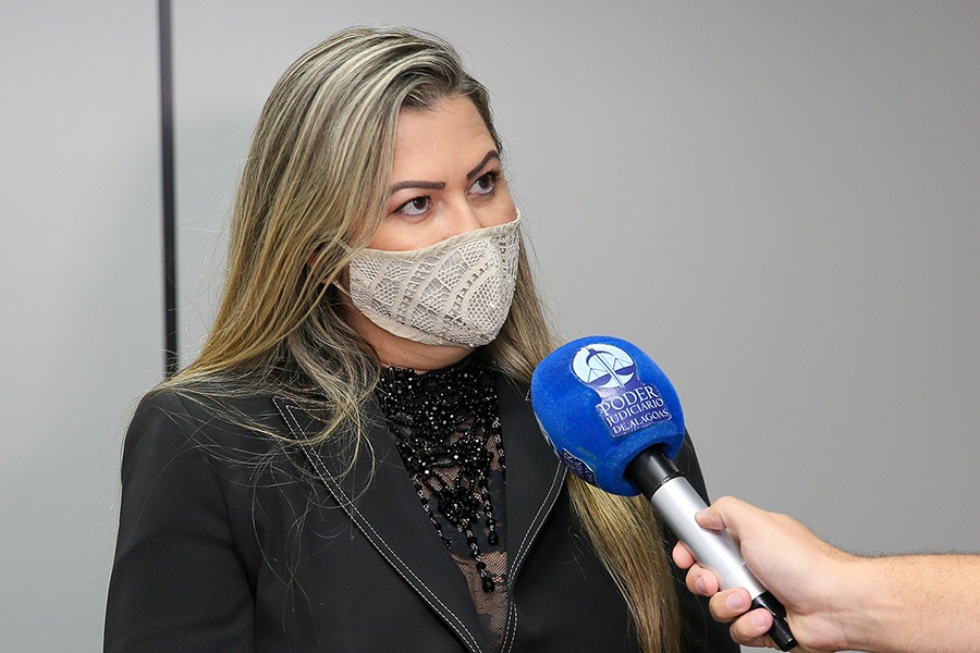 Juíza Emanuela Porangaba.