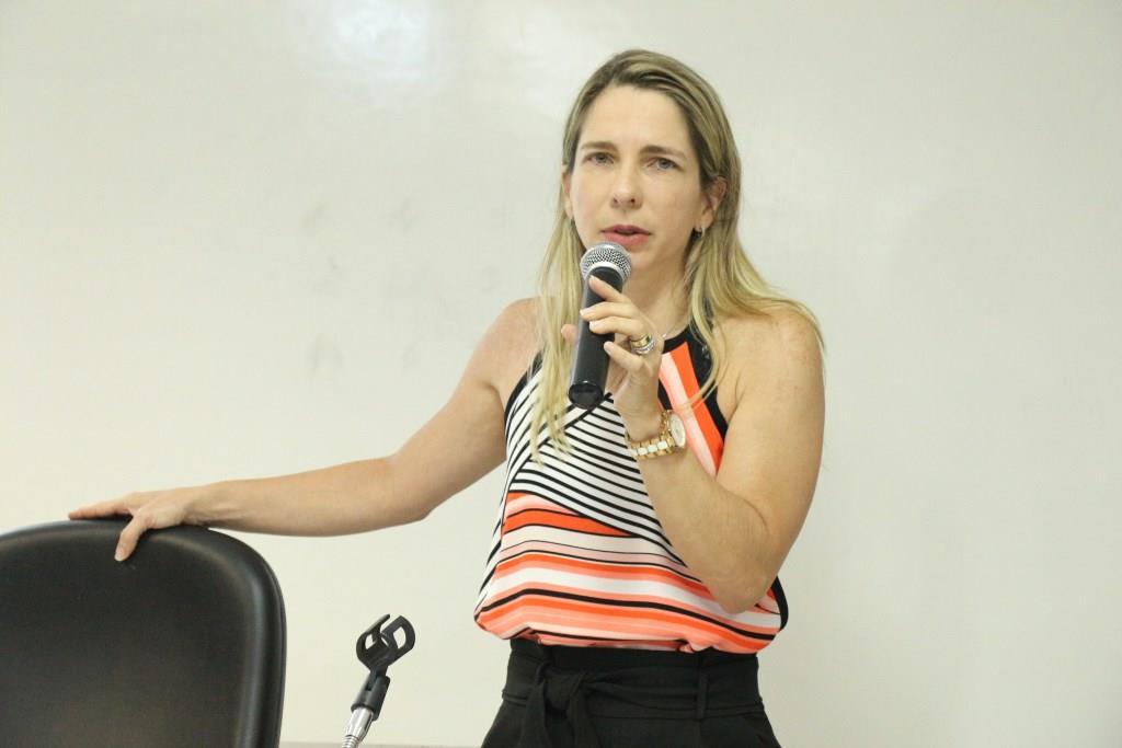 Juíza Luciana Raposo, coordenadora de cursos para servidores da Esmal, deu as boas-vindas para o grupo.  