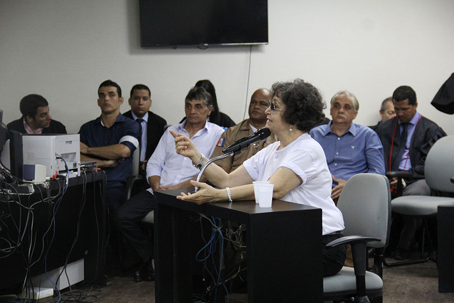 Mãe da vítima depõe. Ao fundo, os quatro réus.