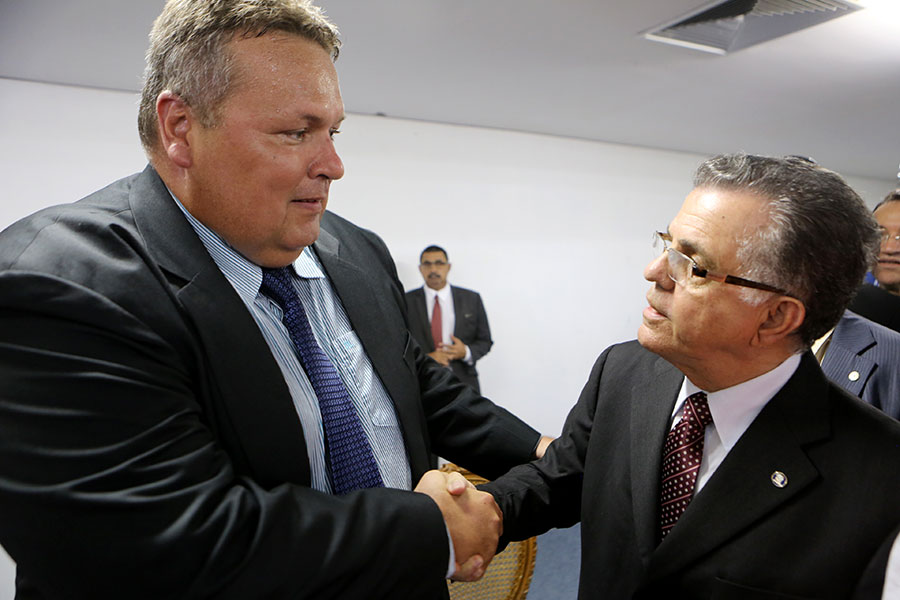 O novo secretário de Defesa Social do Estado de Alagoas, coronel Lima Júnior e o desembargador presidente do TRE-Al, Sebastião Costa Filho.