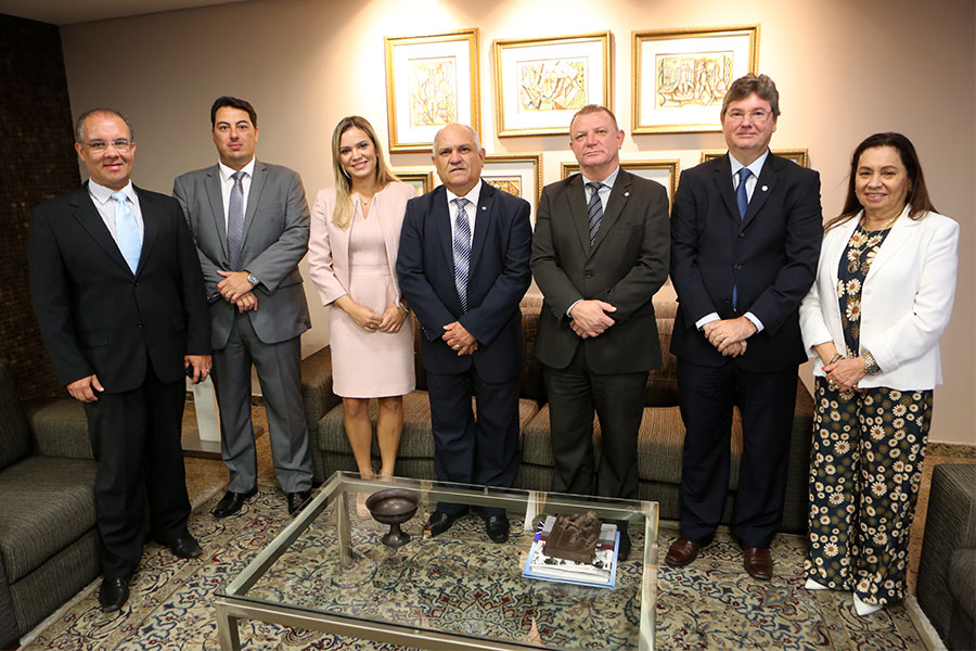 Solenidade ocorreu de forma conjunta com a posse do juiz Edvaldo Landeosi, que assumiu na Comissão Gestora do Funjuris.