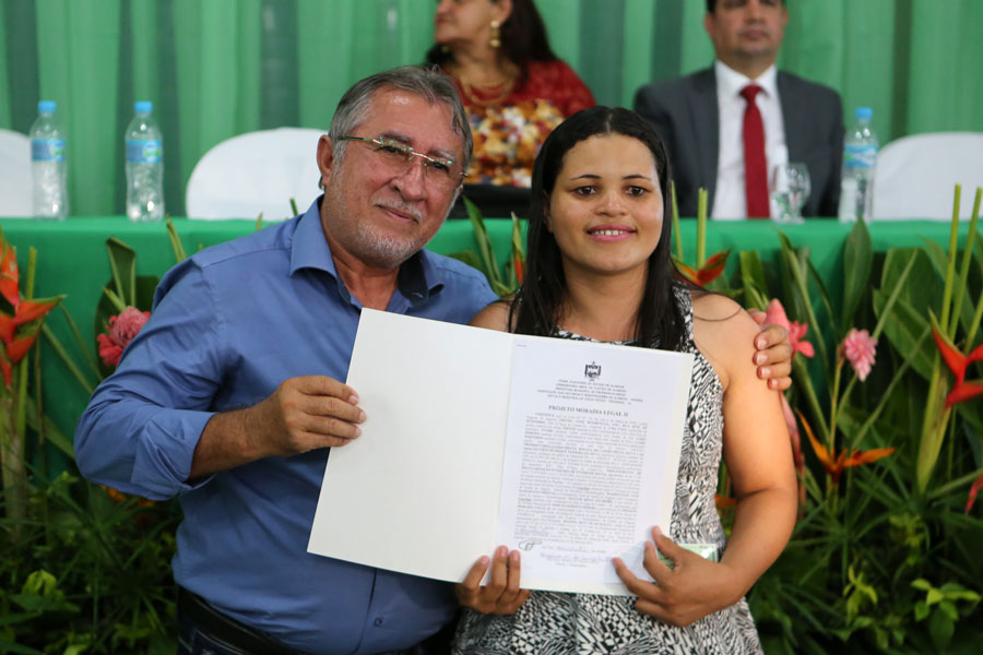 Distribuição de títulos do Moradia Legal II em Olho D'Água do Casado.