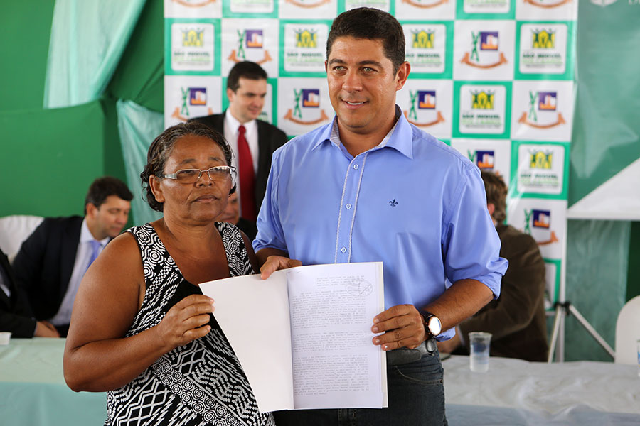 Entrega de títulos do Moradia Legal II em São Miguel dos Campos.