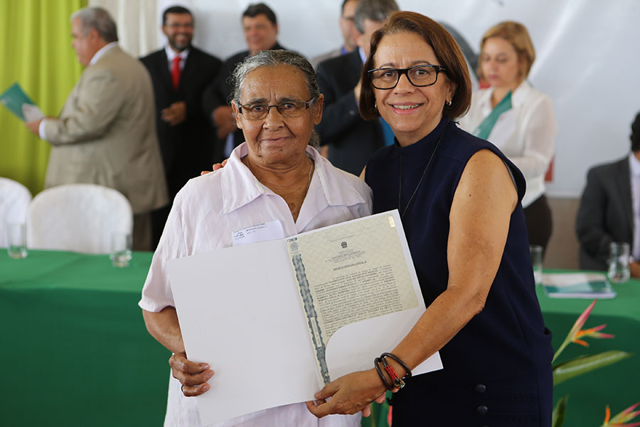 Entrega de títulos do Programa Moradia Legal II, em Igaci