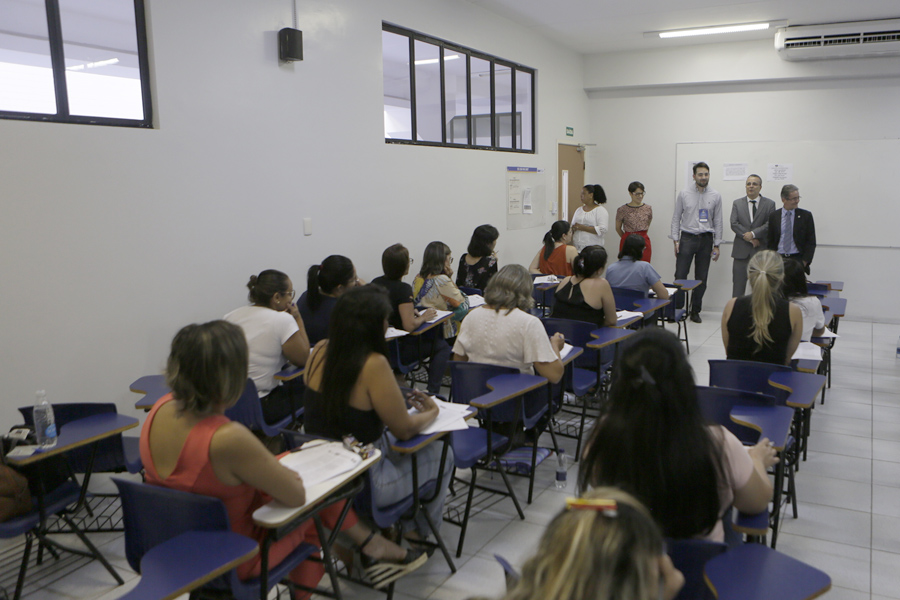 Os profissionais terão jornada de trabalho de 30 horas semanais (seis horas diárias) e receberão R$ 2.000,00 por mês.