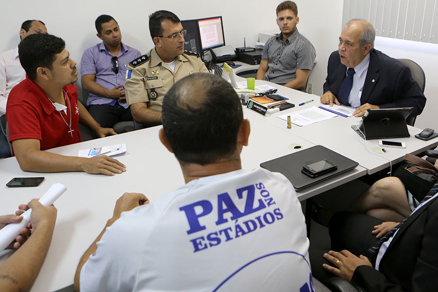 Juiz Celyrio Adamastor (à direita), em audiência com organizadas.