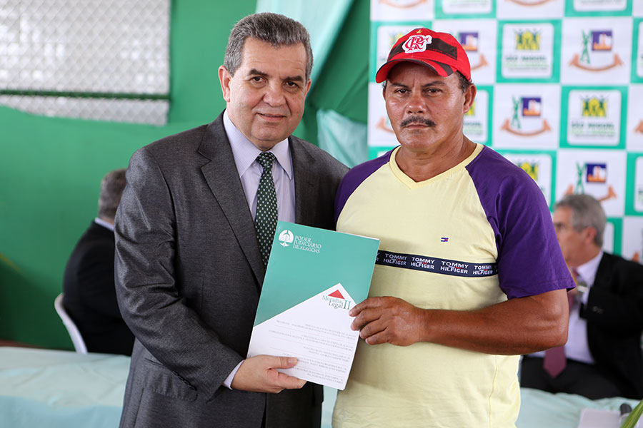 Entrega de títulos do Moradia Legal II em São Miguel dos Campos.