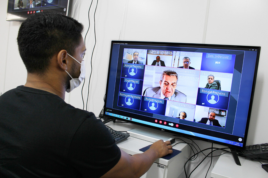 Servidor acompanha sessão virtual de julgamento.