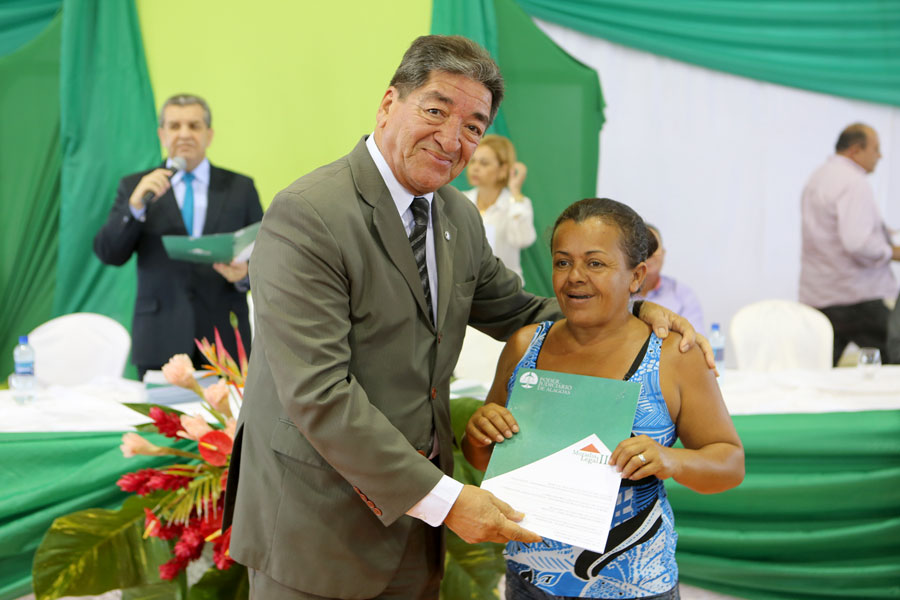 Entrega de títulos do Programa Moradia Legal II em Limoeiro de Anadia
