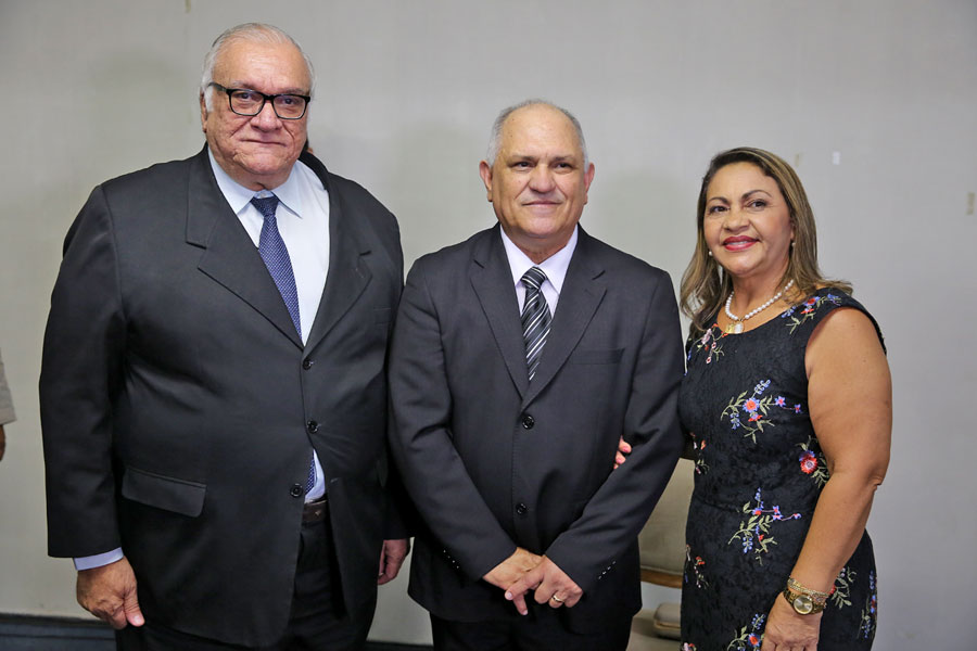 Desembargador Otávio Praxedes assume Governo do Estado.