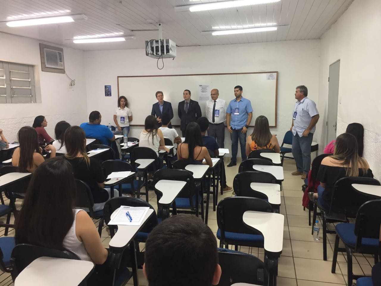 Membros da comissão organizadora e equipe da Esmal recebem os candidatos. 
