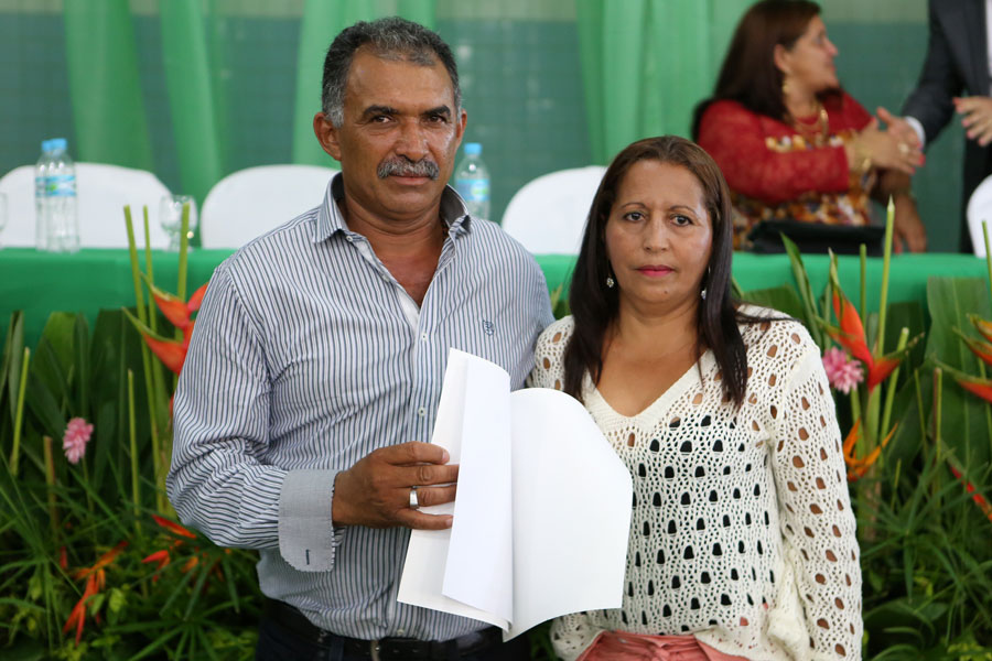 Distribuição de títulos do Moradia Legal II em Olho D'Água do Casado.