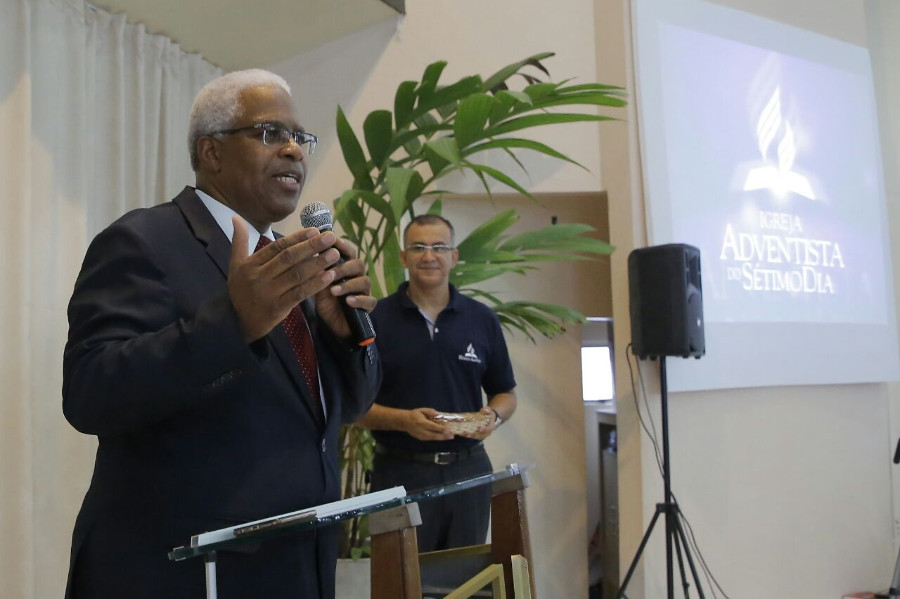 Juiz John Silas da Silva durante celebração da cerimônia