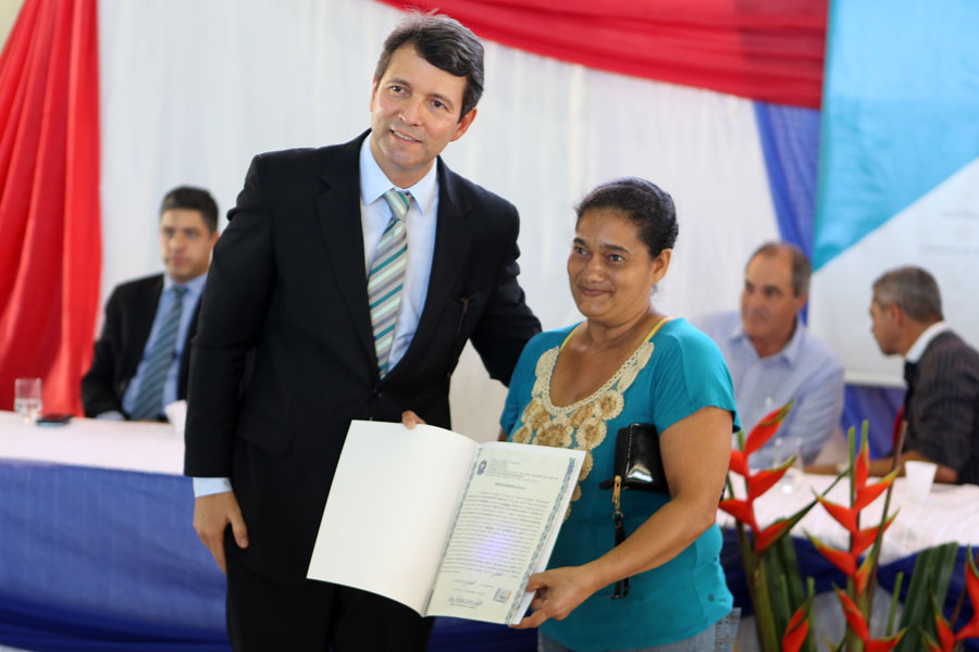 Distribuição de títulos do Programa Moradia Legal II em Messias.